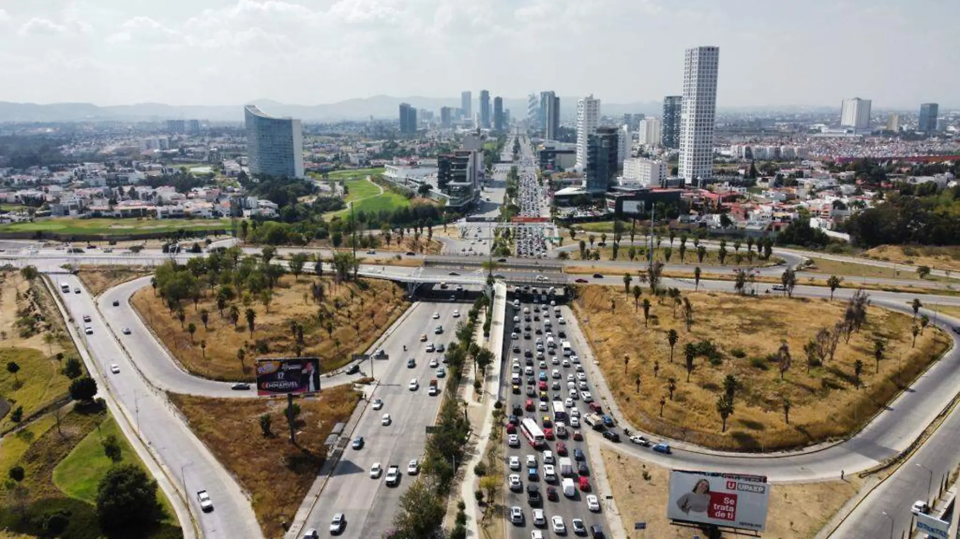 Automovilistas sin respetar los límites de velocidad en las laterales de la Vía Atlixcáyotl